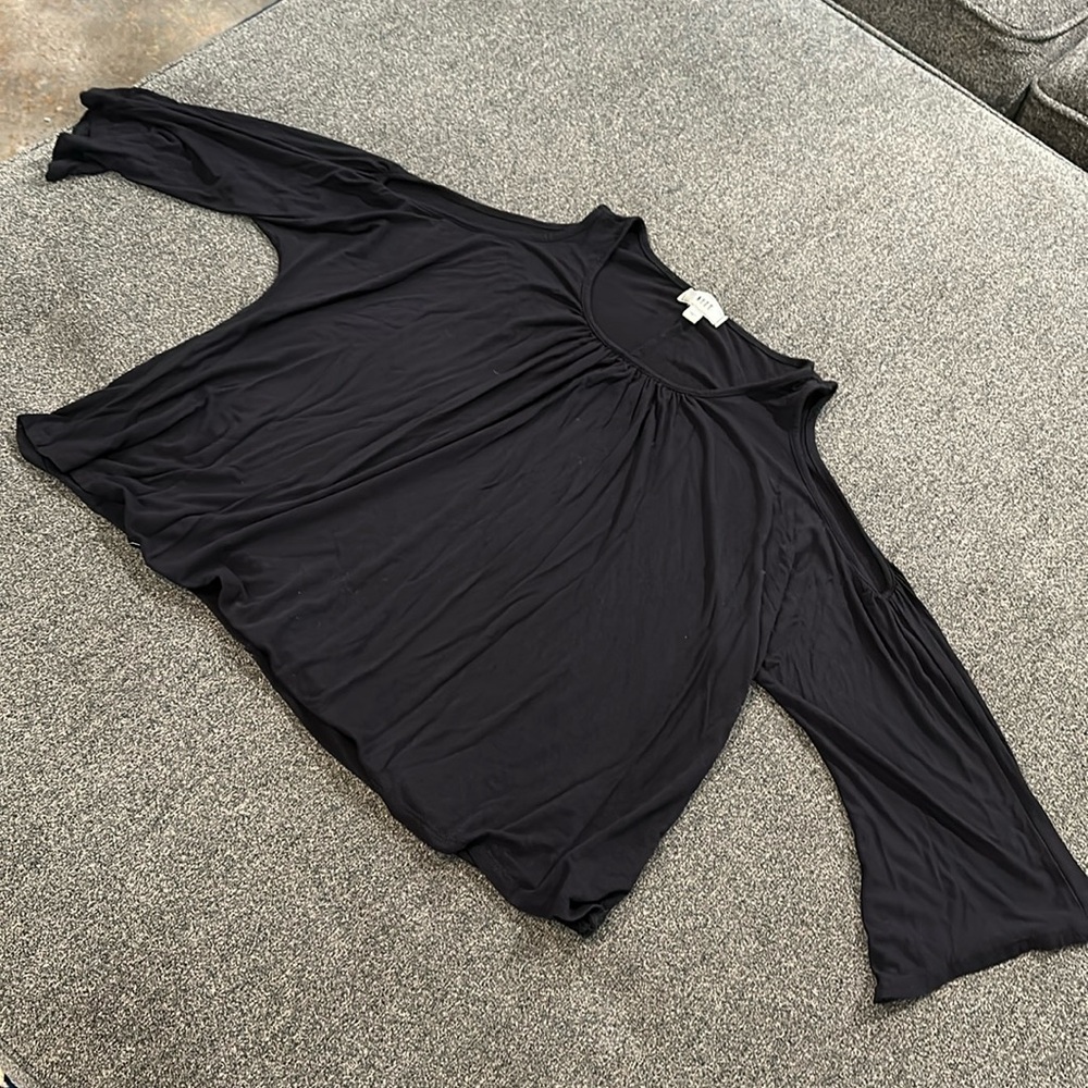 NYTT cold shoulder top size Medium